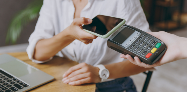 Девушка расплачивается через<span class='nbsp'>&nbsp;</span>онлайн‐кассу в<span class='nbsp'>&nbsp;</span>аренду