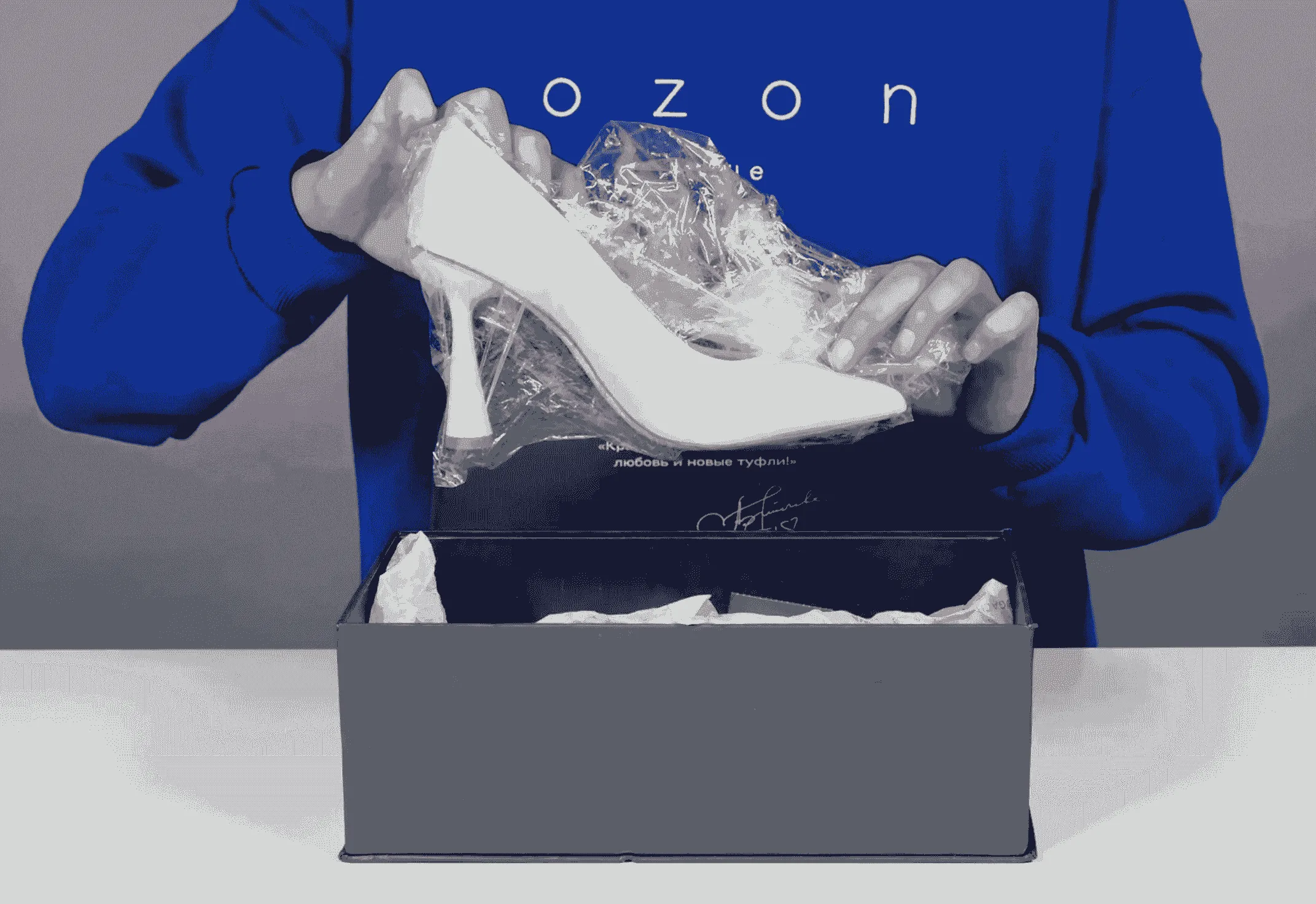 Логотип Ozon и слоган "Любовь и новые туфли!".
