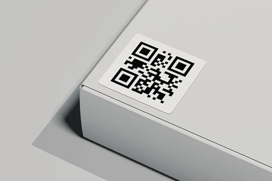 QR-код Data Matrix на упаковке товара для системы маркировки и прослеживаемости