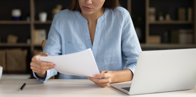 Девушка читает документы о<span class='nbsp'>&nbsp;</span>смене названия ООО